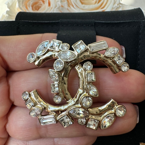 CHANEL 23P CLASSIC GOLD TONE LARGE CC LOGO CRYSTAL BAGUETTE BROOCH PIN - Picture 12 of 12